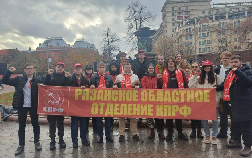 Рязанские комсомольцы приняли участие в мероприятиях приуроченных к 106-й годовщине Дня Великого Октября в Москве