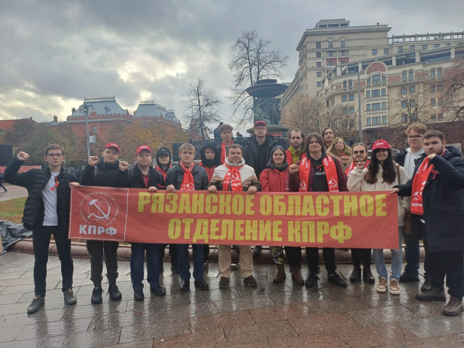 Рязанские комсомольцы приняли участие в мероприятиях приуроченных к 106-й годовщине Дня Великого Октября в Москве
