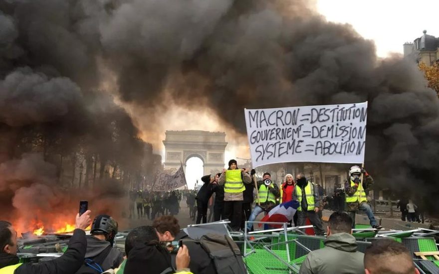 Чему научили протесты во Франции?