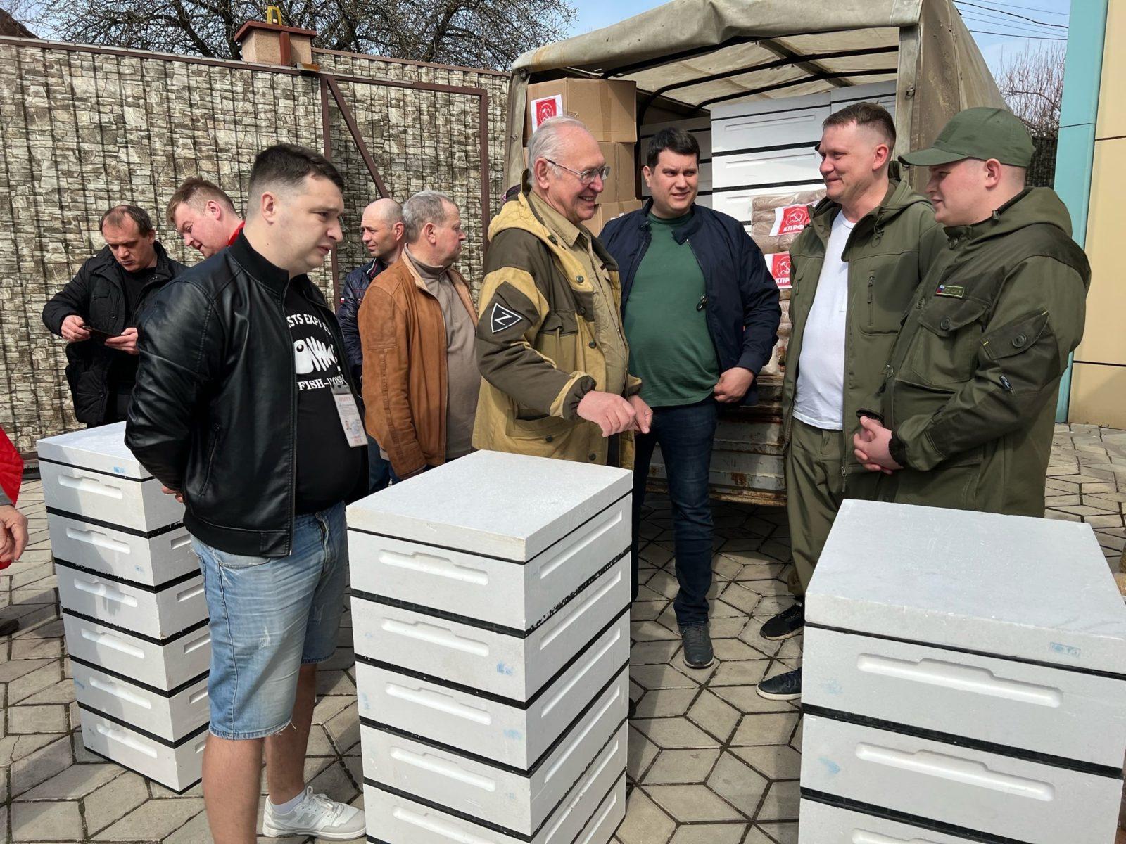 Рязанские комсомольцы доставили гуманитарную помощь пчеловодам Донбасса.