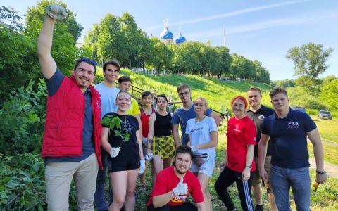 Комсомольцы приняли участие в субботнике у пристани Рязанского кремля