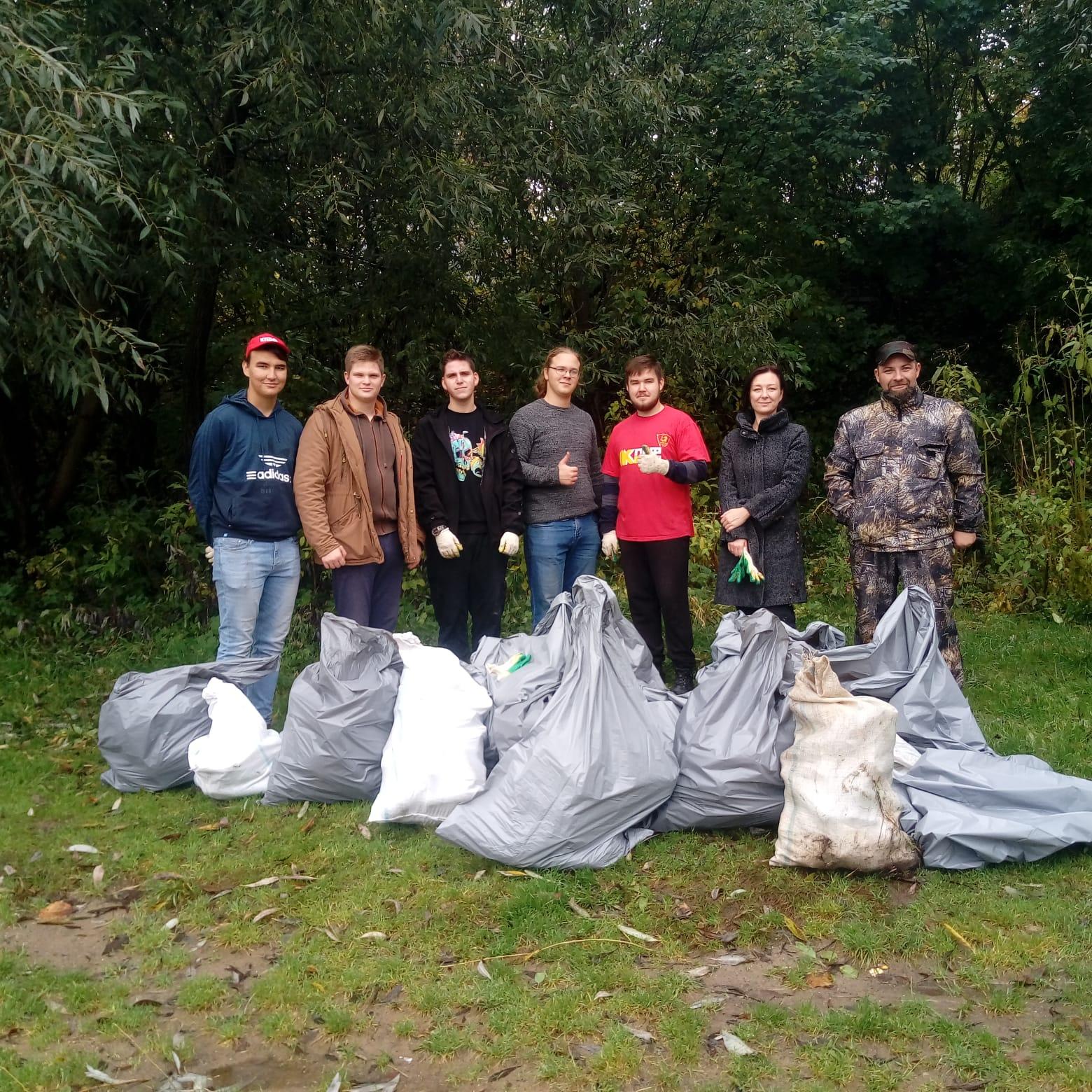 Комсомольцы приняли участие в в экологическом субботнике на берегу реки Воже