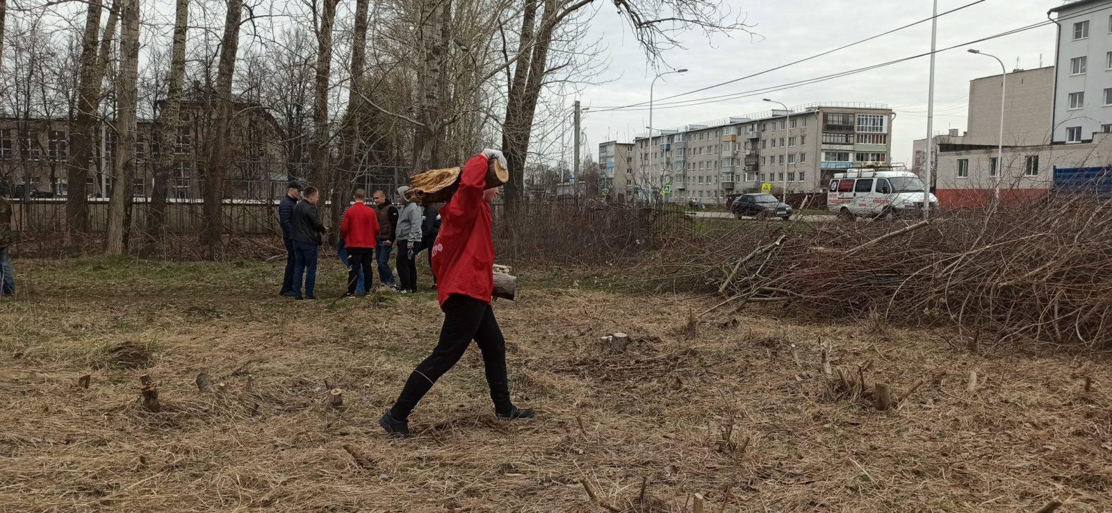 Рязанские комсомольцы приняли участие в субботнике на территории яблоневого сада им. Ю.А. Гагарина