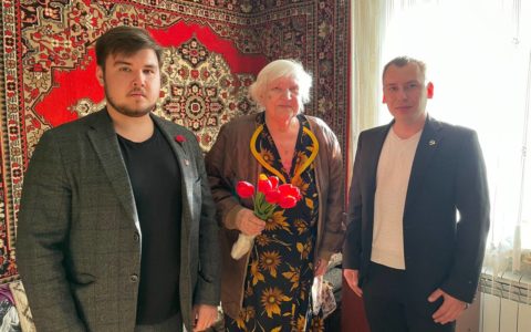 Рязанские комсомольцы поздравили ветеранов ВОВ с наступающим праздником