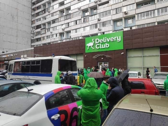 Забастовка курьеров Delivery Club в Москве и Санкт-Петербурге