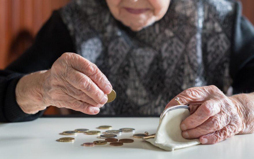 Олигарху непонятно, как старики на пенсию в $200 могут что-то покупать
