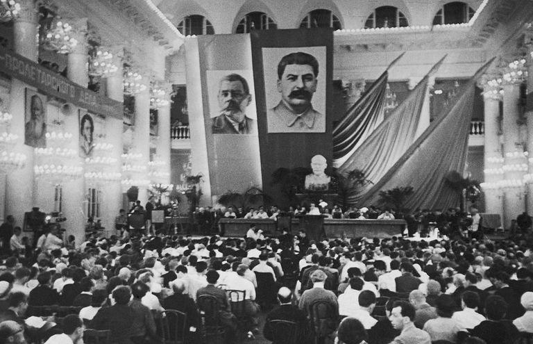 17 августа 1934 года, открылся первый съезд советских писателей